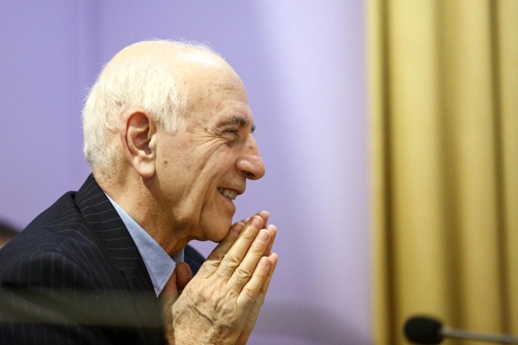 تجلیل از یک عمر فعالیت شعری هومن ذکایی در جایزه شعر خبرنگاران